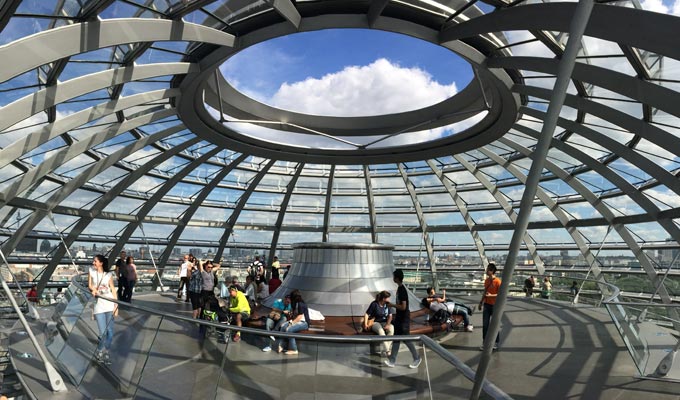 Øverst i kuplen på Reichstag - Oplevelser i Berlin